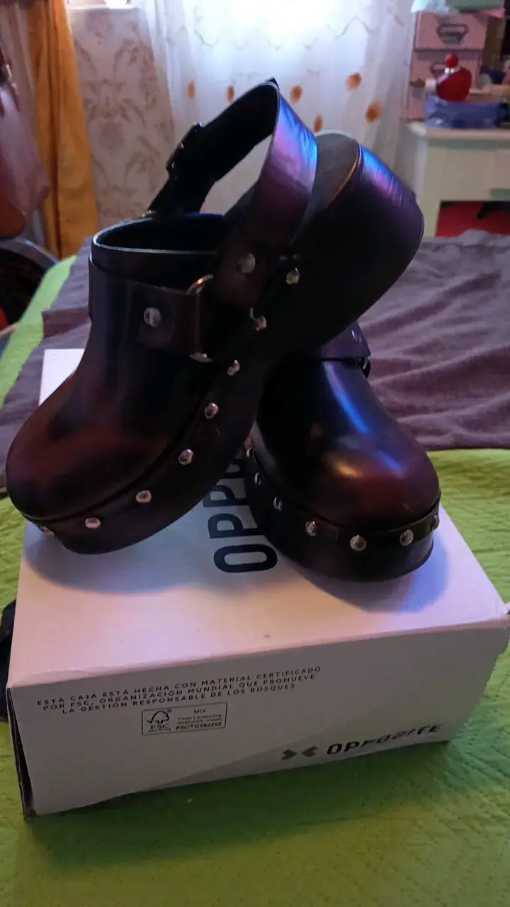 Zapatos de plataforma con hebillas y tachuelas - 3