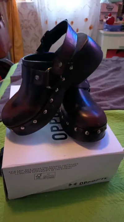 Zapatos de plataforma con hebillas y tachuelas - miniatura 3