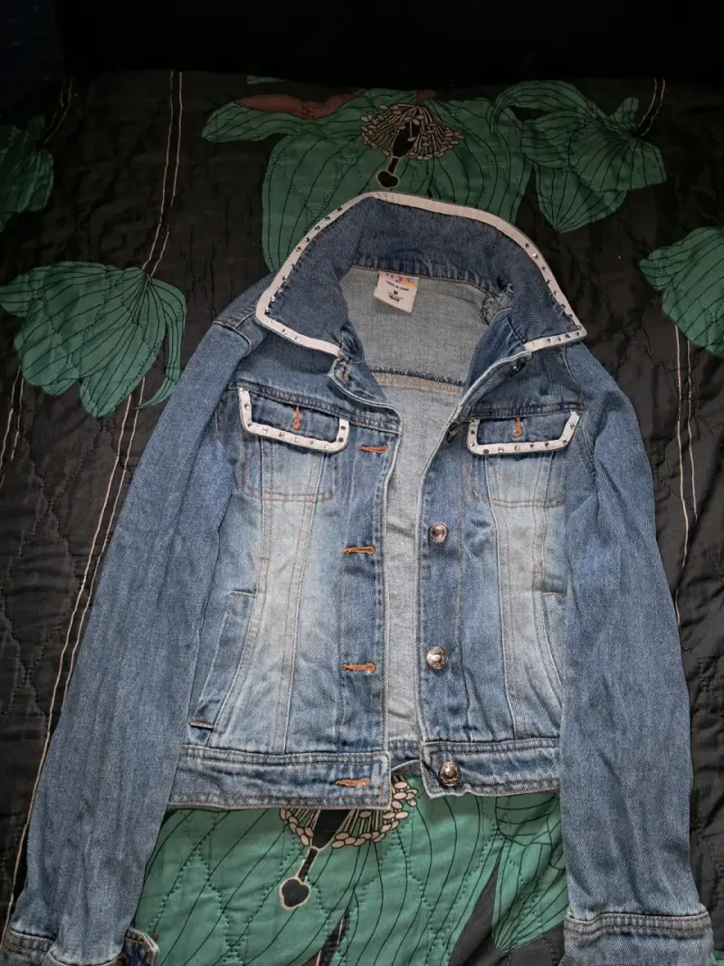 Chaqueta de mezclilla con detalles en cuello