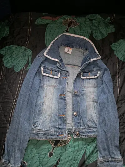 Chaqueta de mezclilla con detalles en cuello - miniatura 1