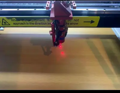 Máquina de corte láser y grabado con compresor - miniatura 2