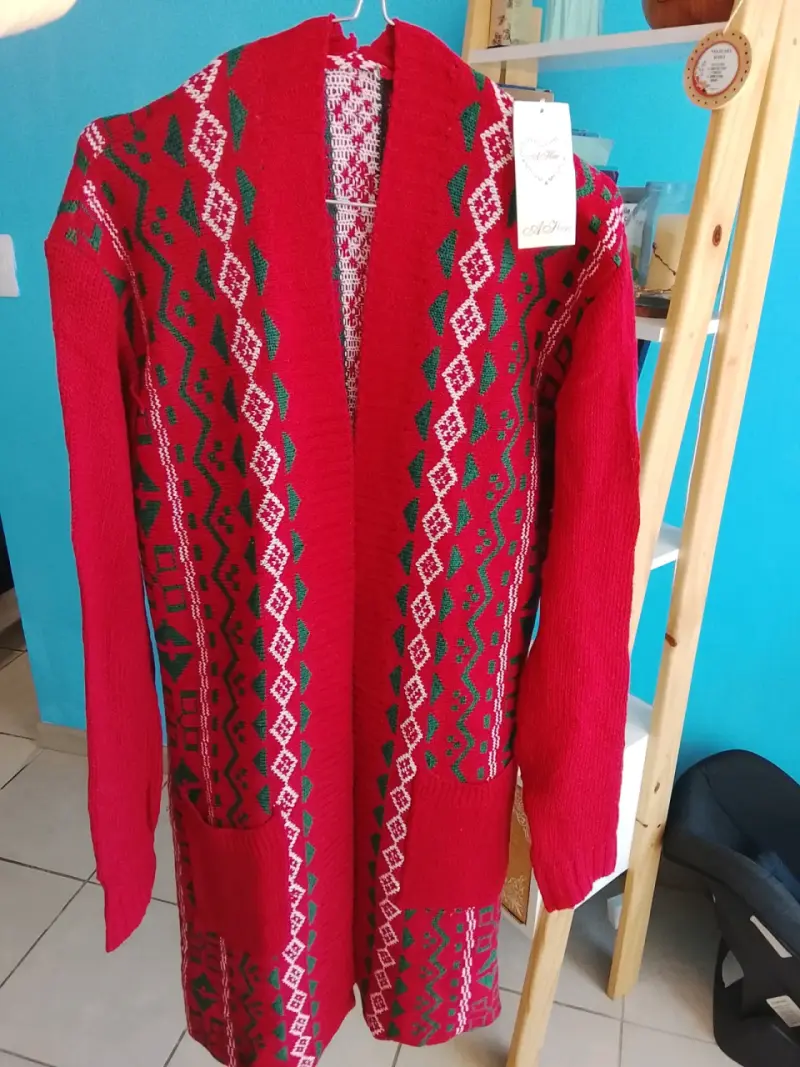 Cárdigan largo rojo con diseño étnico
