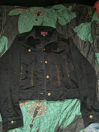 Chaqueta de mezclilla negra con detalles dorados - miniatura 1