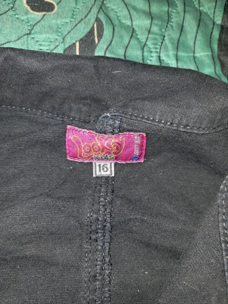 Chaqueta de mezclilla negra con detalles dorados - 2