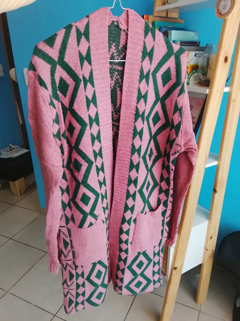Cardigan tejido rosa con diseño geométrico