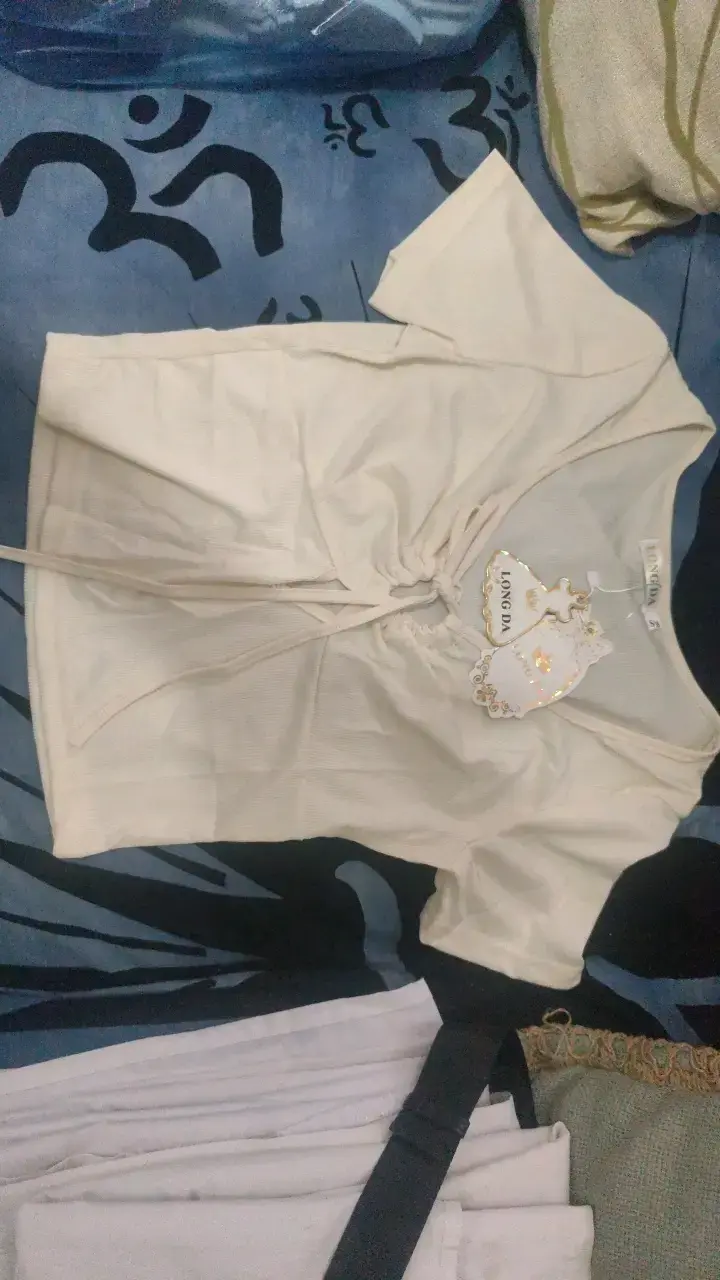 Blusa beige con detalle de nudo