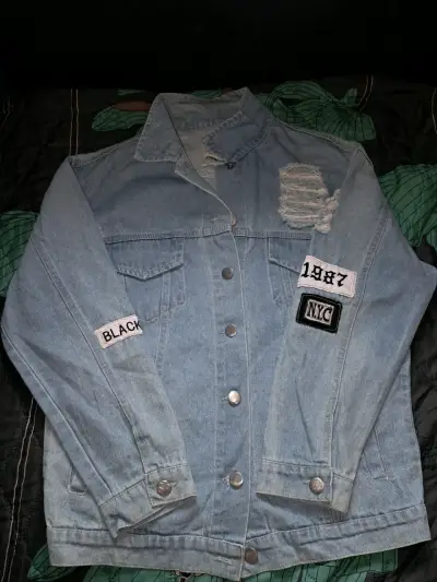 Chaqueta de mezclilla con parches estilo urbano - miniatura 1