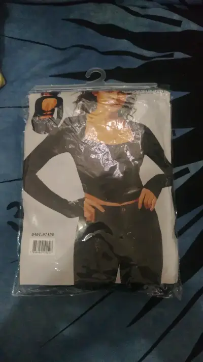 Top negro de manga larga con diseño abierto en la espalda - miniatura 1