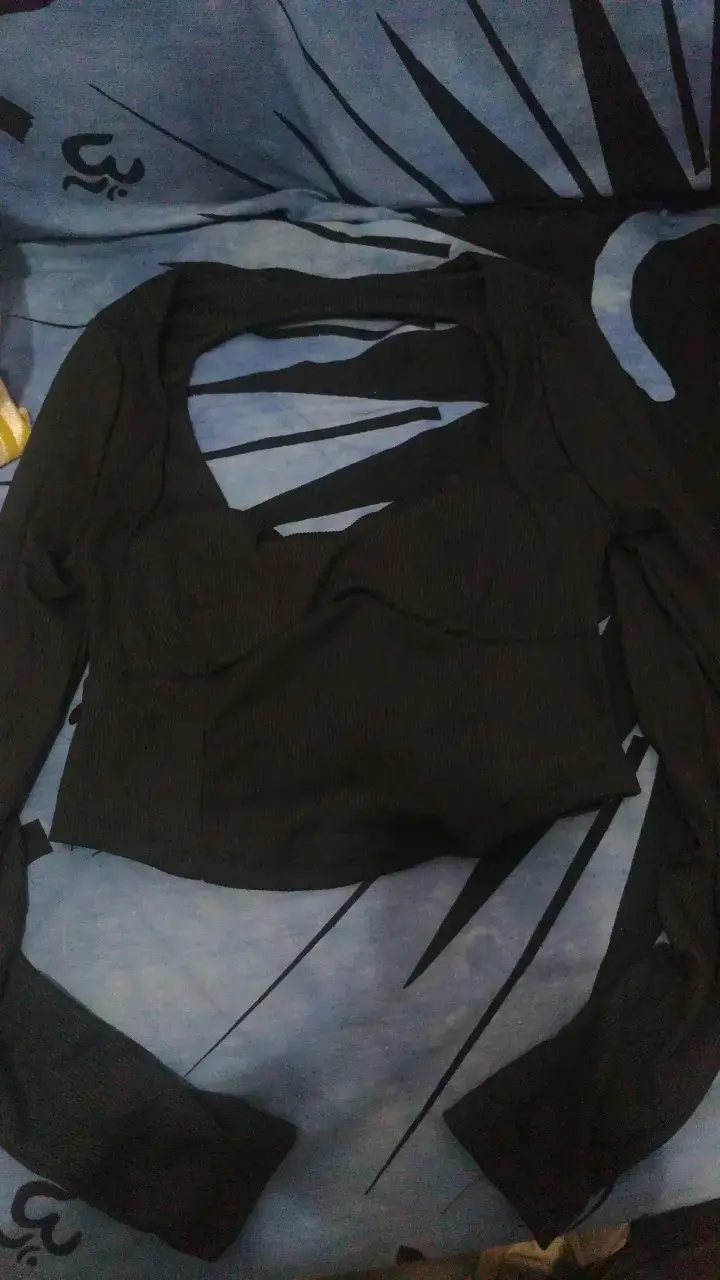 Top negro de manga larga con diseño abierto en la espalda - 2