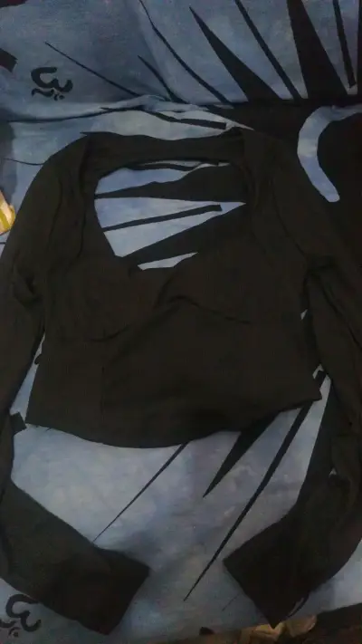 Top negro de manga larga con diseño abierto en la espalda - miniatura 2