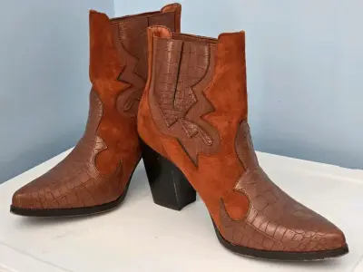Botines de cuero marrón con diseño western - miniatura 1