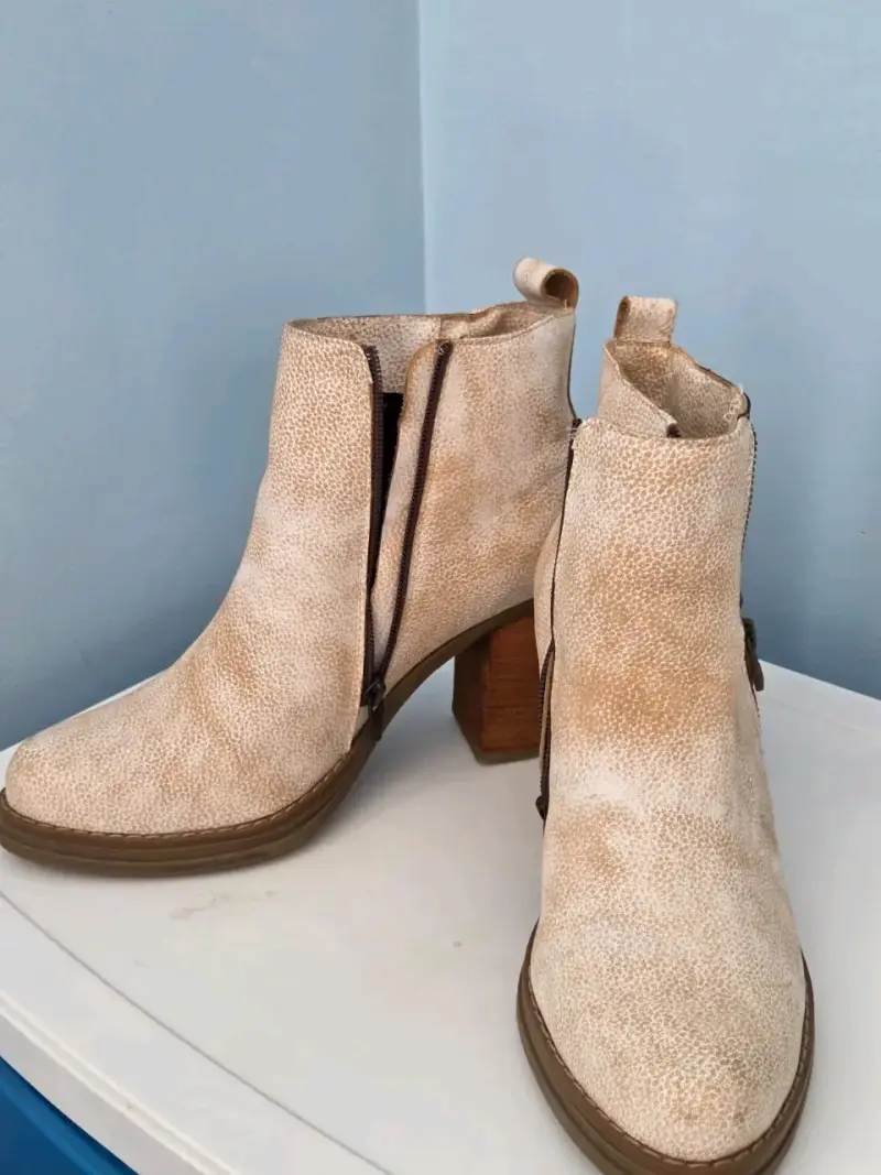 Botines de cuero marrón con diseño western - 2