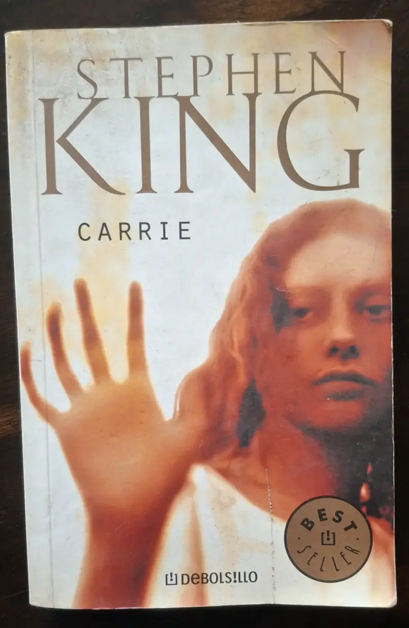 Libro 'Carrie' de Stephen King en edición de bolsillo
