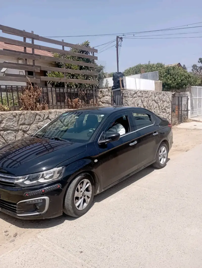 Auto sedán negro en buen estado