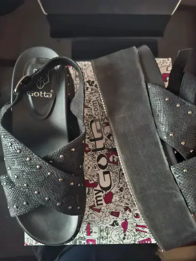 Sandalias negras con plataforma y tachas Gotta - miniatura 1