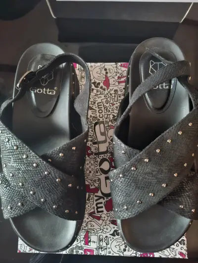 Sandalias negras con plataforma y tachas Gotta - miniatura 2