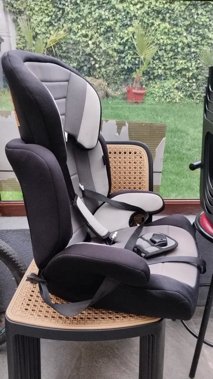 Silla de Auto Bebesit Negra y Gris - 2
