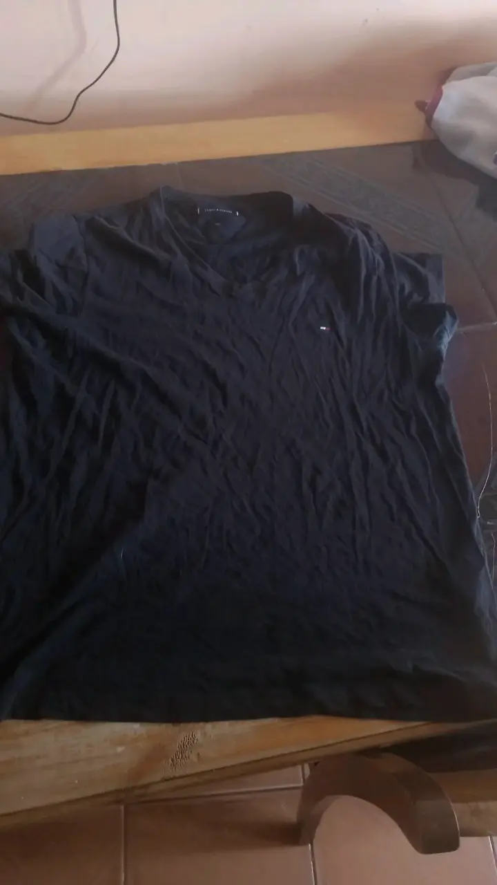 Polera negra Tommy Hilfiger para hombre
