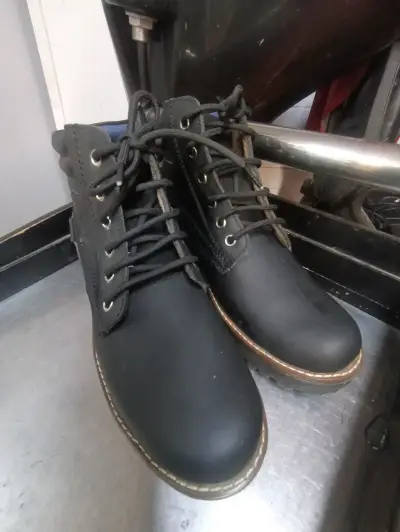 Botas de cuero negro para hombre - miniatura 1