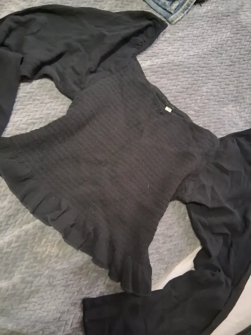 Blusa negra con volantes para mujer - 1