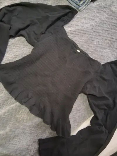 Blusa negra con volantes para mujer - miniatura 1