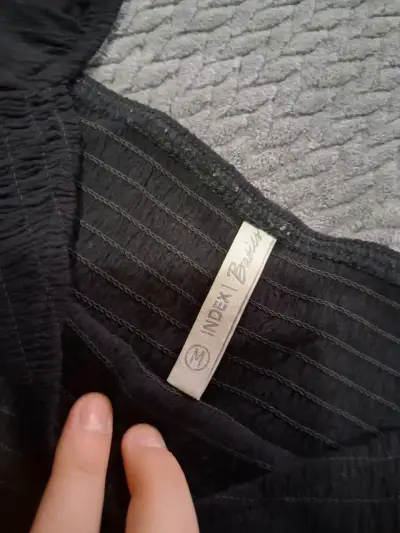 Blusa negra con volantes para mujer - miniatura 2