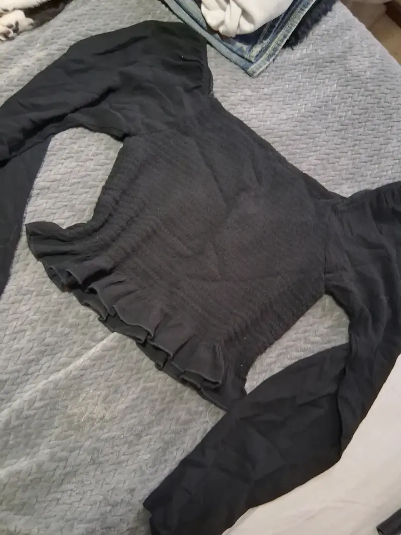 Blusa negra con volantes para mujer - 3