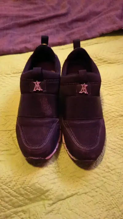 Zapatillas deportivas negras con logo metálico - miniatura 1