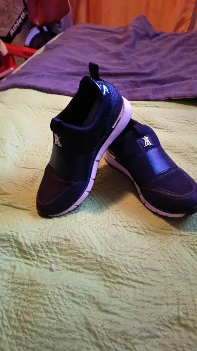Zapatillas deportivas negras con logo metálico - miniatura 2