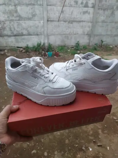 Zapatillas deportivas blancas Puma para mujer - miniatura 1