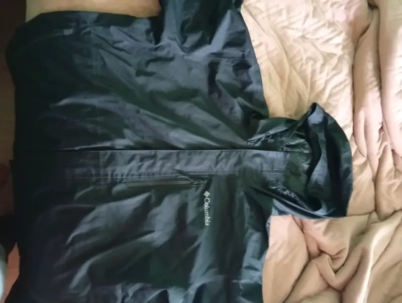 Chaqueta impermeable Columbia negra con capucha