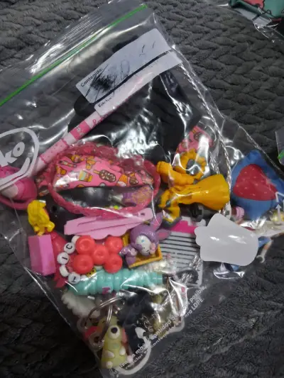 Lote de juguetes pequeños variados - miniatura 1