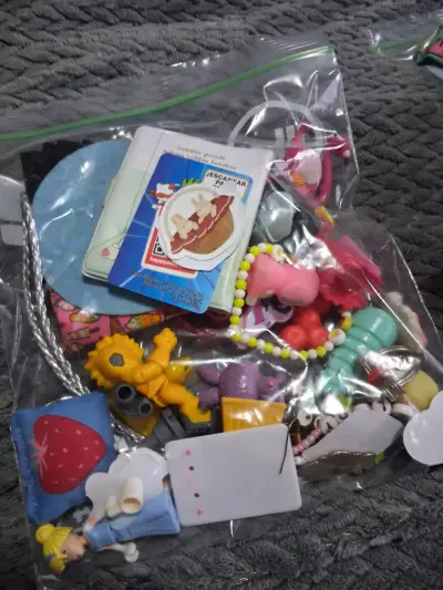 Lote de juguetes pequeños variados - miniatura 2