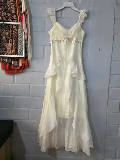 Vestido largo blanco con volantes y adornos - miniatura 1