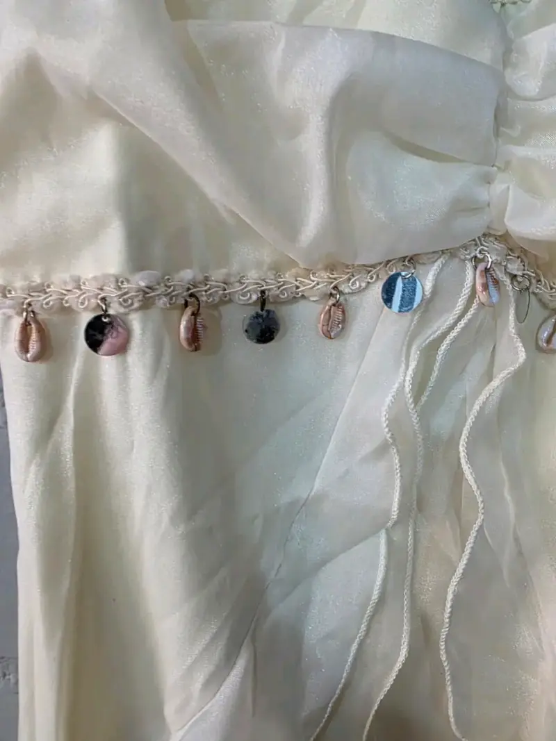 Vestido largo blanco con volantes y adornos - 3