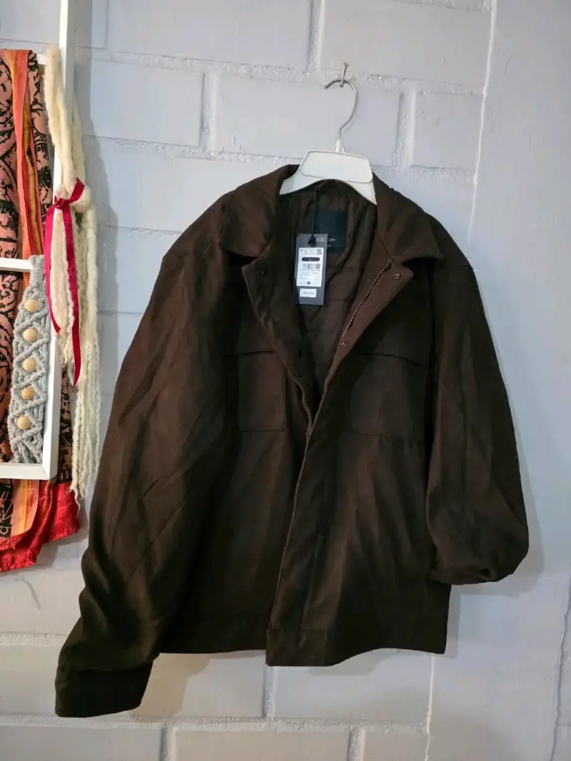 Chaqueta marrón de hombre con cierre y botones - 1