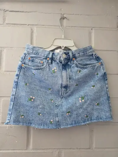 Falda de mezclilla con bordado floral - miniatura 2
