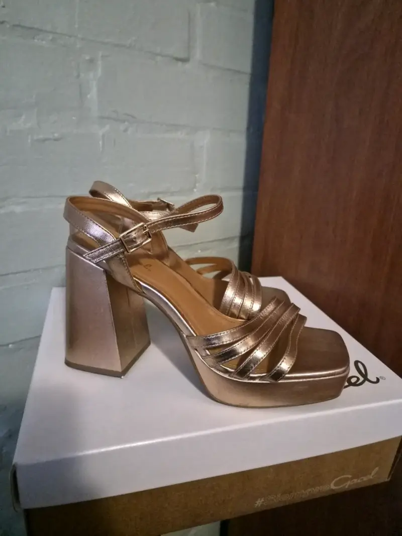 Sandalias de tacón doradas con plataforma - 1