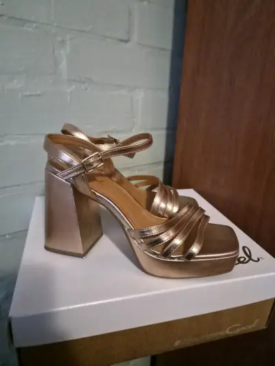 Sandalias de tacón doradas con plataforma - miniatura 1