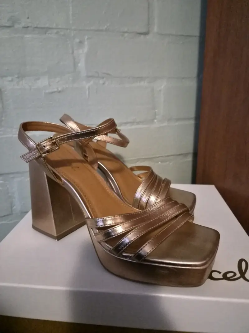 Sandalias de tacón doradas con plataforma - 2