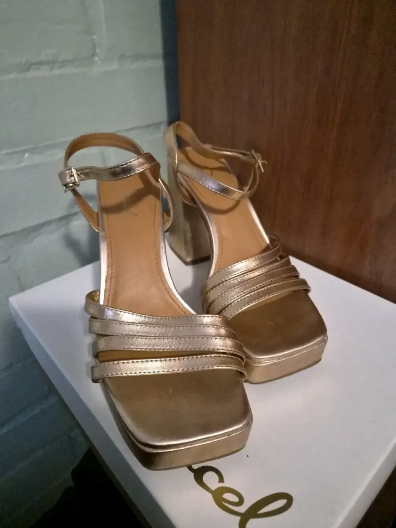 Sandalias de tacón doradas con plataforma - 3