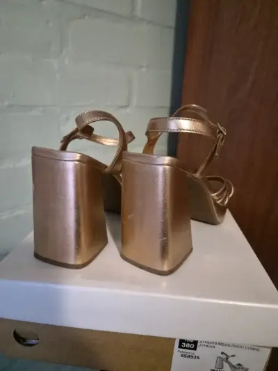 Sandalias de tacón doradas con plataforma - miniatura 4