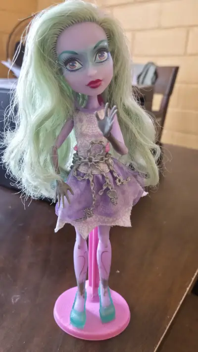 Muñeca Monster High con cabello verde y vestido morado - miniatura 1