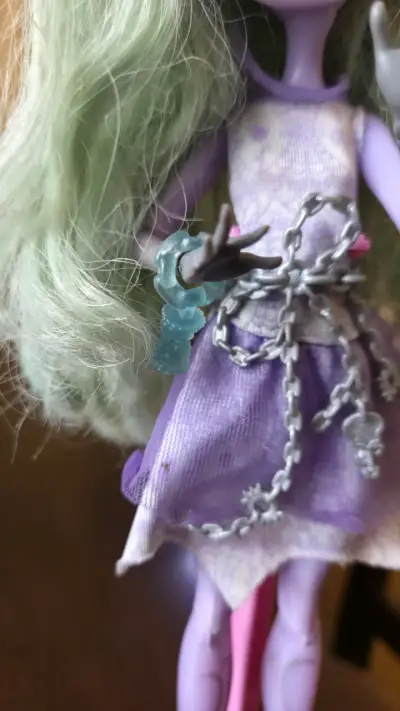 Muñeca Monster High con cabello verde y vestido morado - miniatura 2