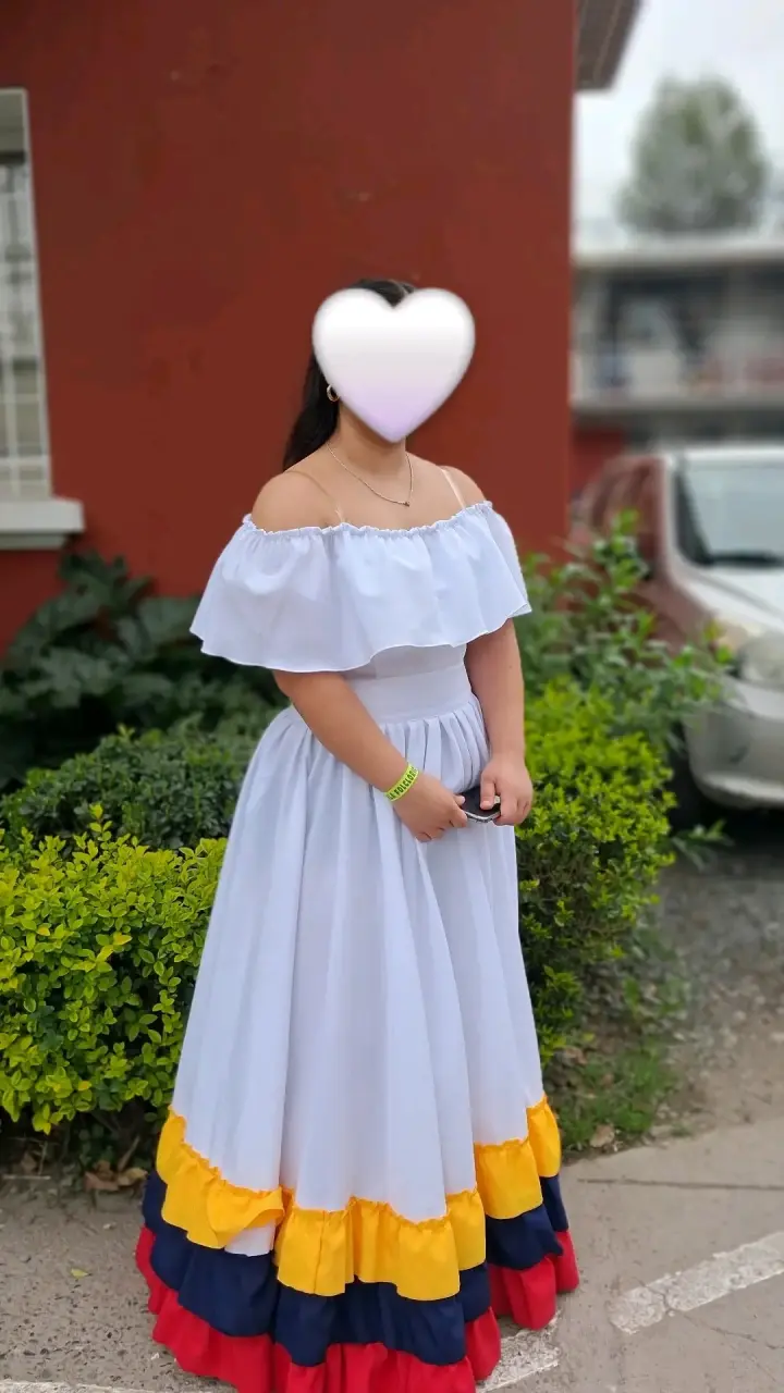 Vestido folclórico blanco con volantes