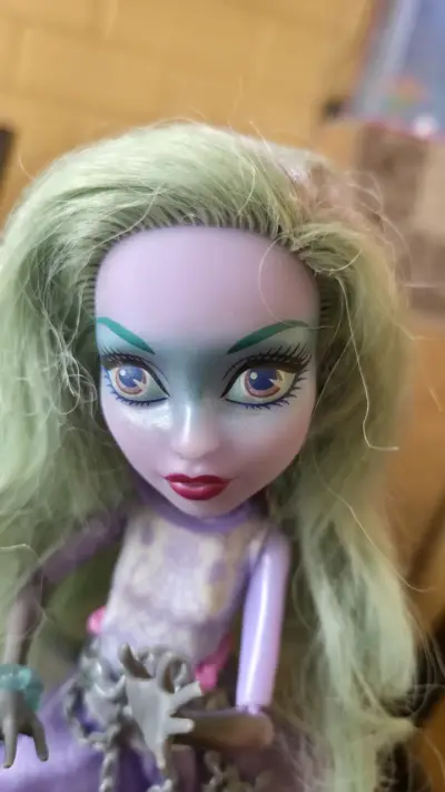 Muñeca Monster High con cabello verde y vestido morado - miniatura 5