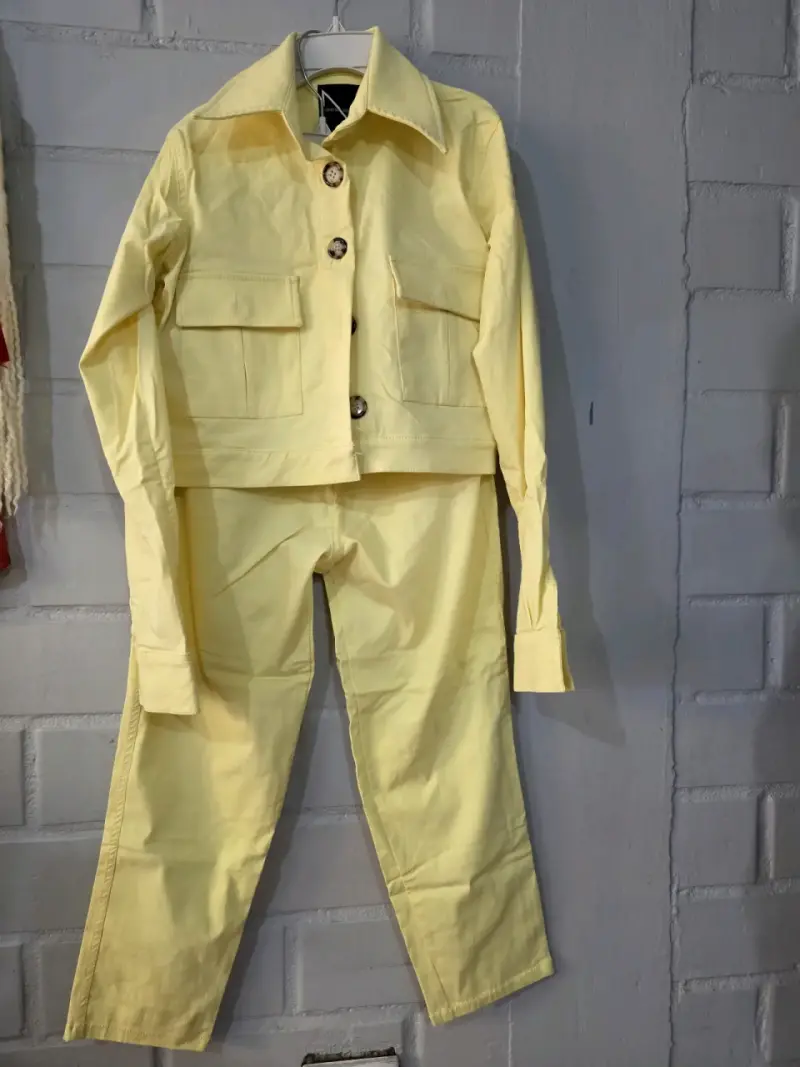 Conjunto amarillo de chaqueta y pantalón para mujer - 1