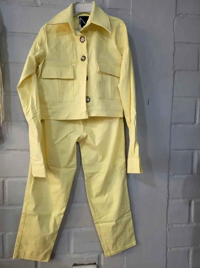 Conjunto amarillo de chaqueta y pantalón para mujer - 2