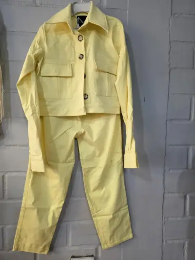 Conjunto amarillo de chaqueta y pantalón para mujer - miniatura 2