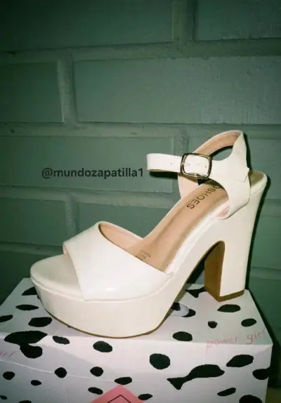 Sandalias de tacón alto blancas - miniatura 1